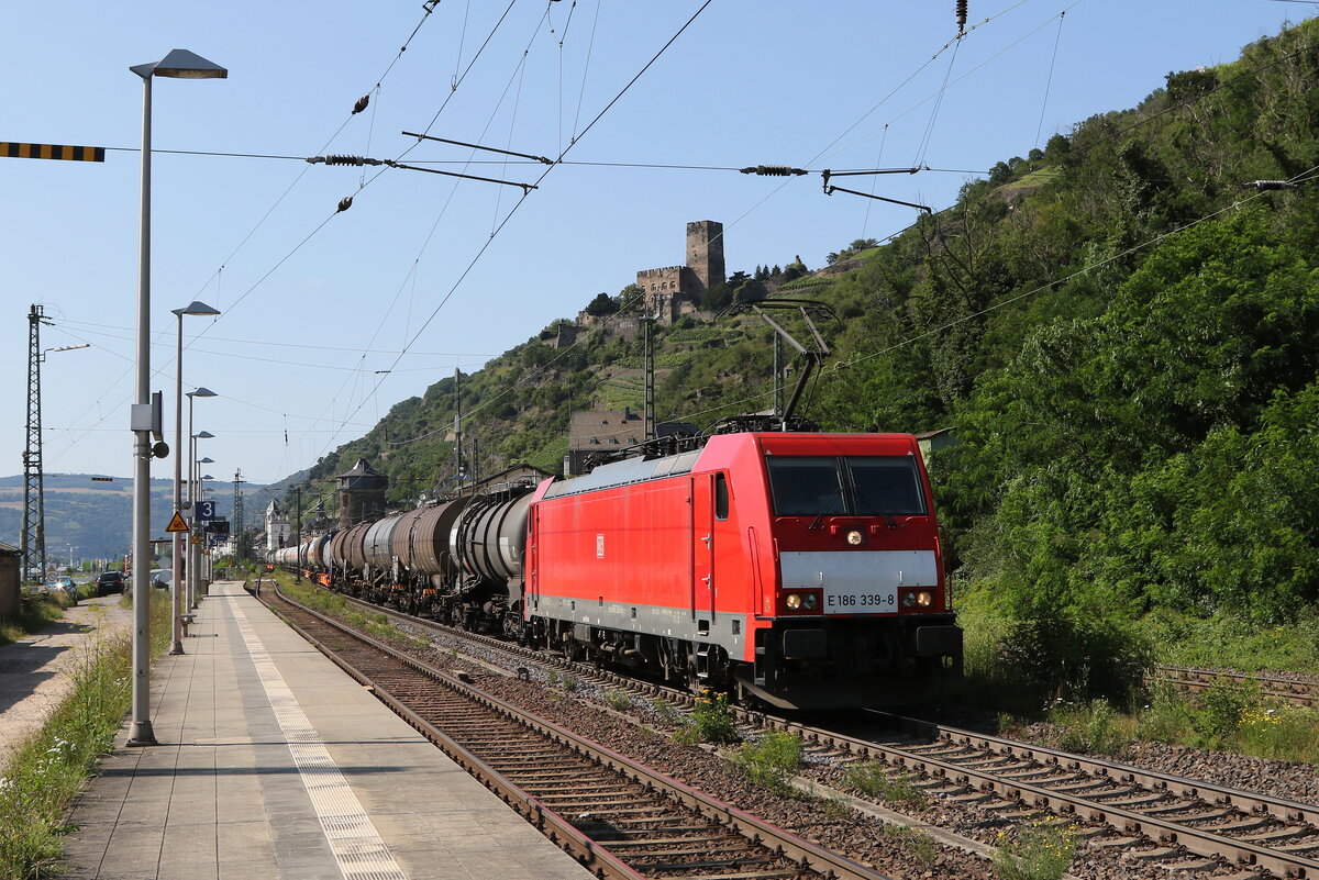 186 339 mit einem Kesselwagenzug am 21. Juli 2021 bei Kaub am Rhein.