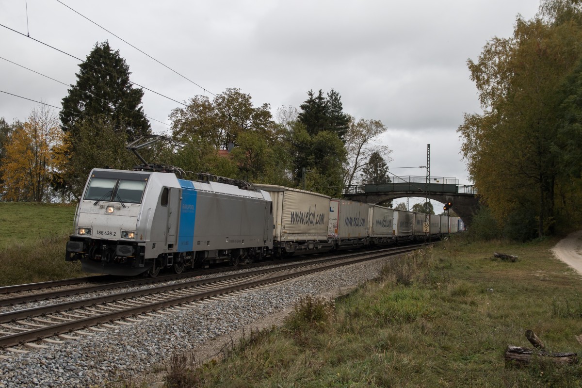 186 436-2 mit dem  Ekol -Zug aus Salzburg kommend am 23. Oktober 2015 bei bersee am Chiemsee.