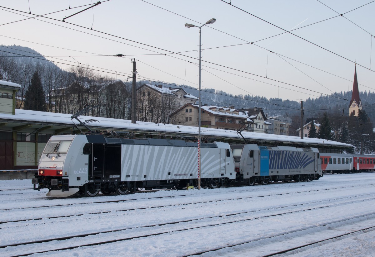 186 443 und 186 287 waren am 7. Februar 2015 im Bahnhof von Kufstein abgestellt.