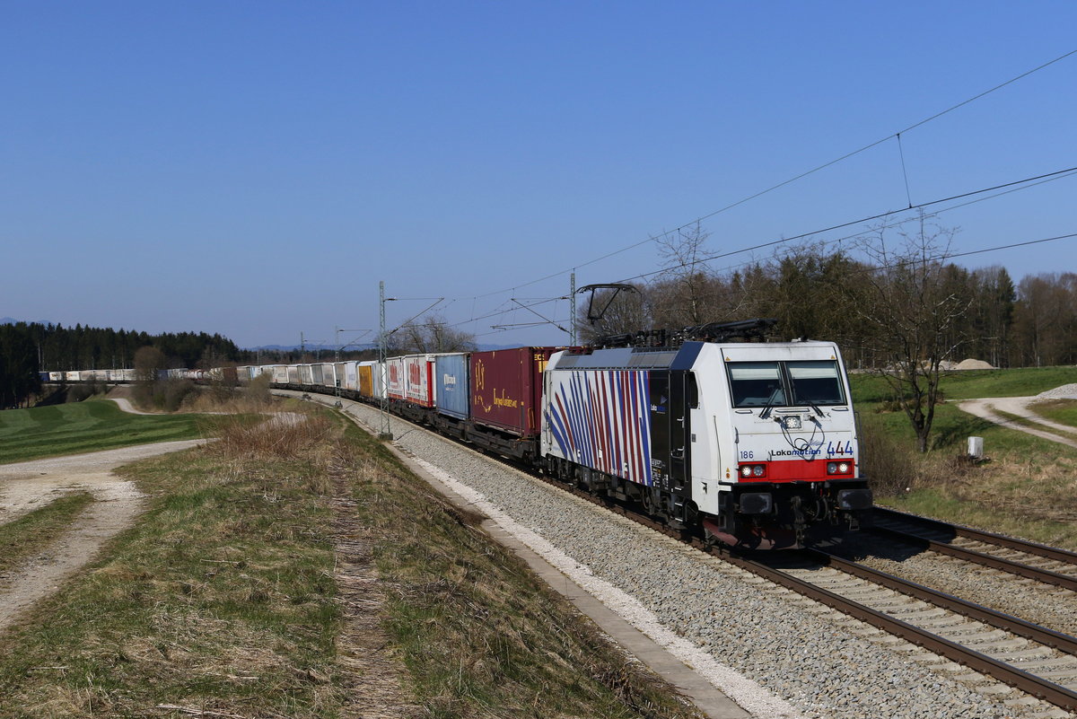 186 444 mit dem  Ekol  aus Mnchen kommend am 2. April 2020 bei Grabensttt im Chiemgau.