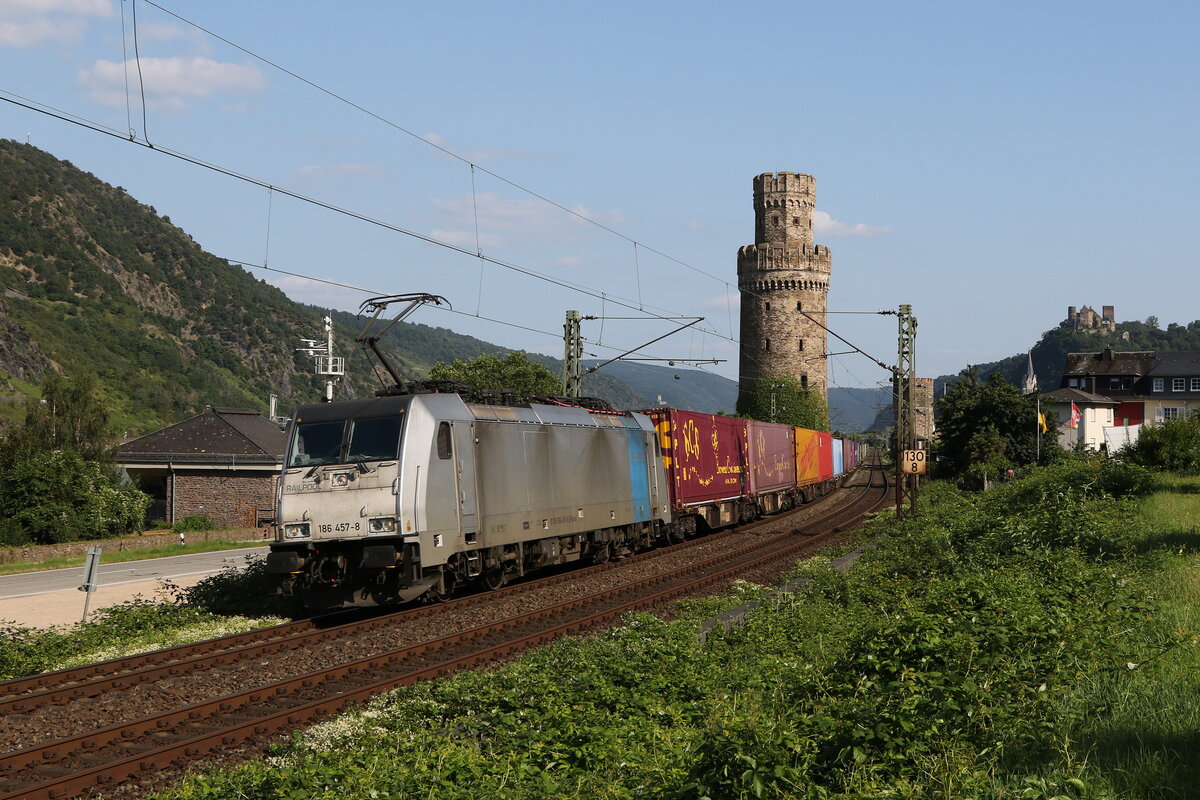 186 457 war mit einem  KLV  am 20. Juli 2021 bei Oberwesel am Rhein in Richtung Koblenz unterwegs.