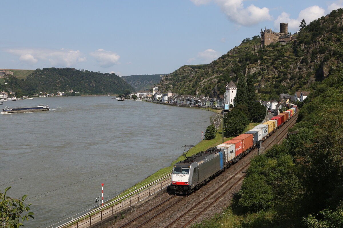 186 491 von  RAILPOOL  mit einem Containerzug am 22. Juli 2021 bei St. Goarshausen.