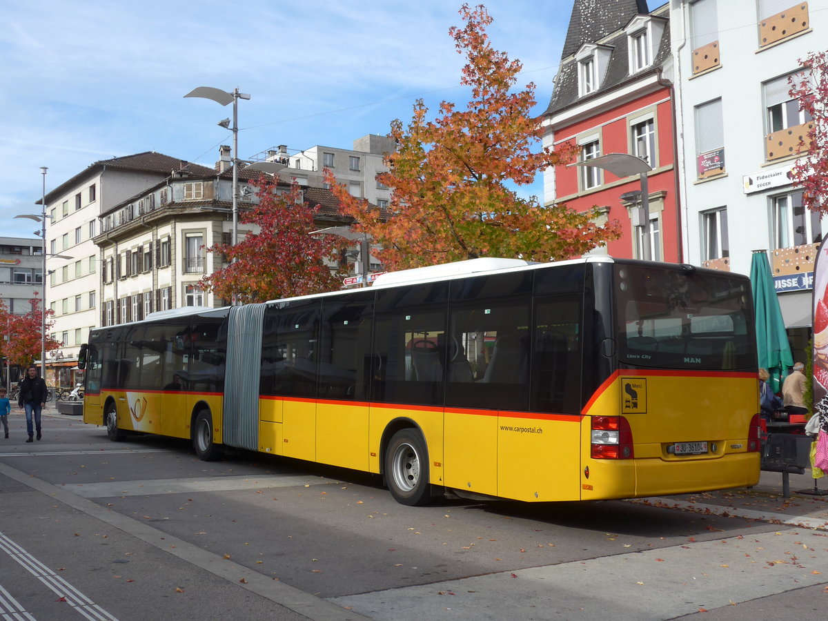 (186'045) - CarPostal Ouest - JU 36'104 - MAN am 21. Oktober 2017 beim Bahnhof Delmont