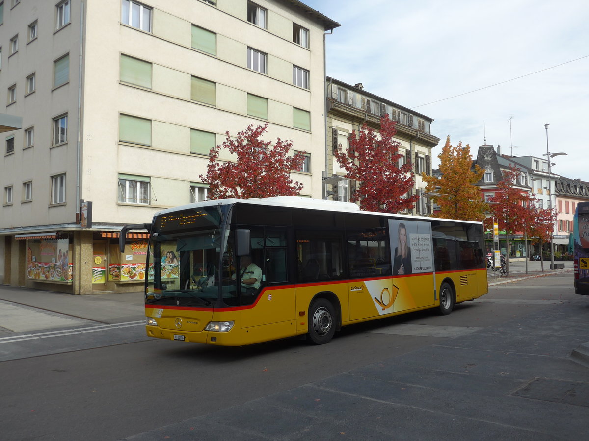 (186'048) - CarPostal Ouest - JU 61'304 - Mercedes (ex Nr. 17) am 21. Oktober 2017 beim Bahnhof Delmont