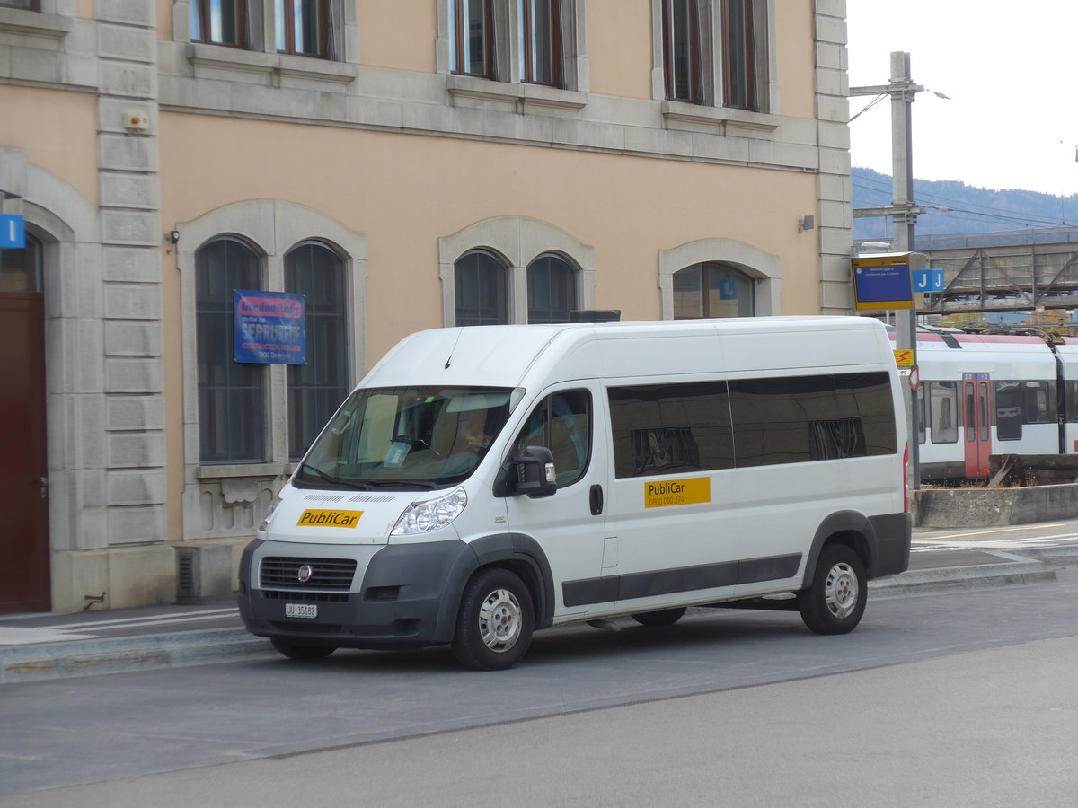 (186'051) - CarPostal Ouest - JU 35'182 - Fiat am 21. Oktober 2017 beim Bahnhof Delmont