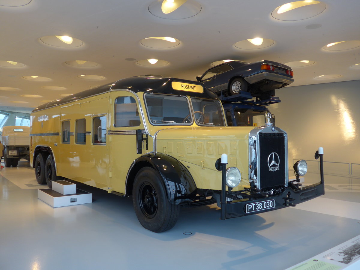 (186'388) - Aus Oesterreich: PostBus - PT 38'030 - Mercedes Postamt am 12. November 2017 in Stuttgart, Mercedes-Benz Museum