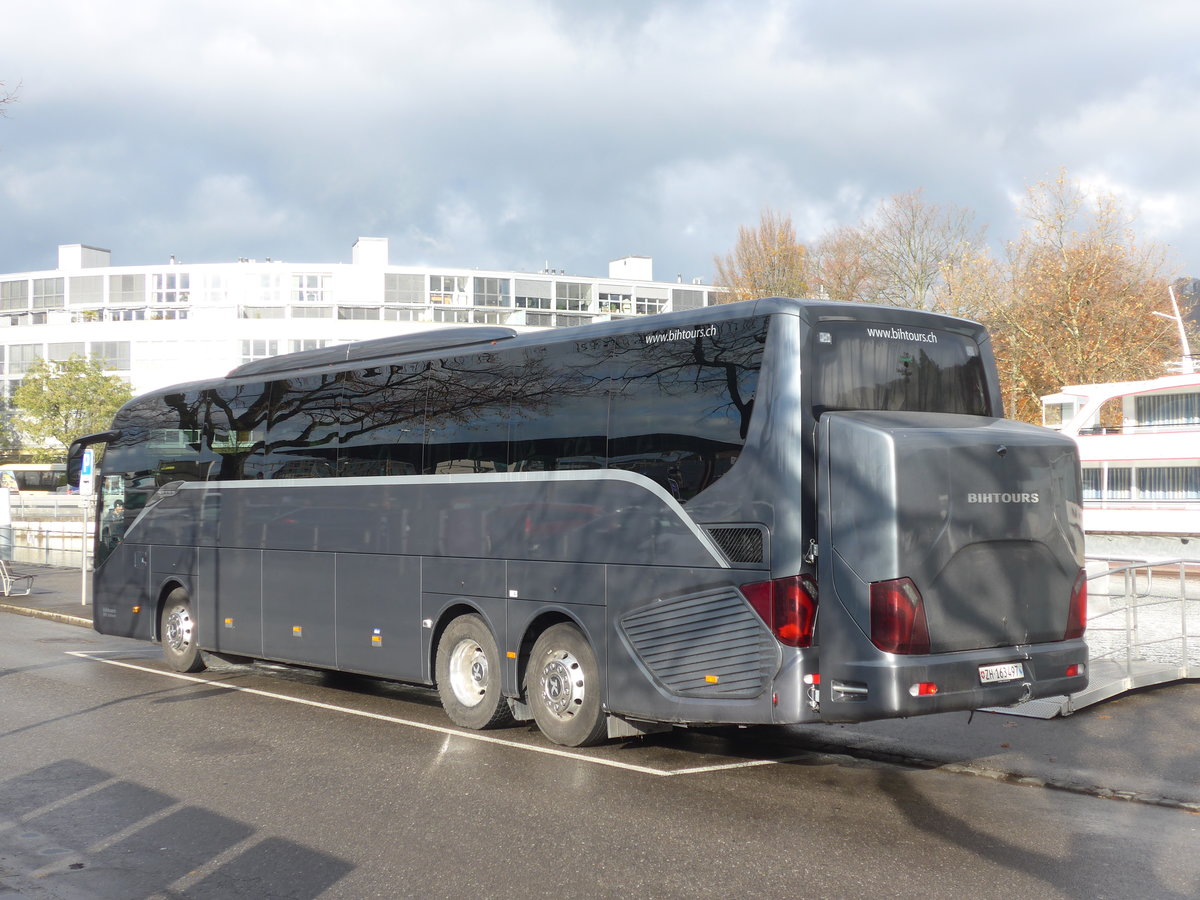 (186'567) - Bihtours, Schlieren - ZH 163'497 - Setra am 19. November 2017 bei der Schifflndte Thun