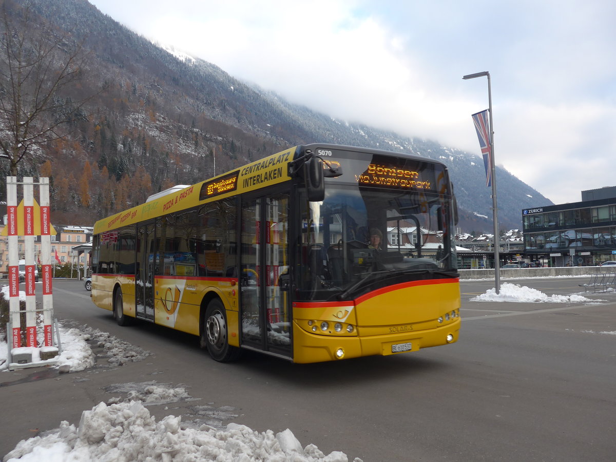 (186'759) - PostAuto Bern - BE 610'537 - Solaris am 3. Dezember 2017 beim Bahnhof Interlaken Ost