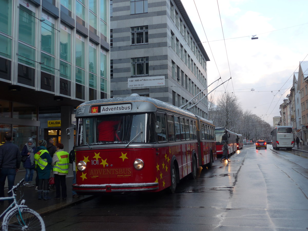 (186'920) - VW Winterthur - Nr. 101 - FBW/SWS Gelenktrolleybus am 9. Dezember 2017 in Winterthur, Schmidgasse