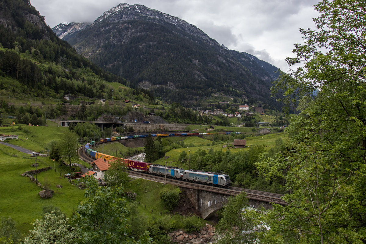 187 005 und 186 105 waren am 24. Mai in der  Wattinger Kurve  in Richtung Gotthard unterwegs. Derzeit sind die Loks fr die  BLS  im Einsatz.
