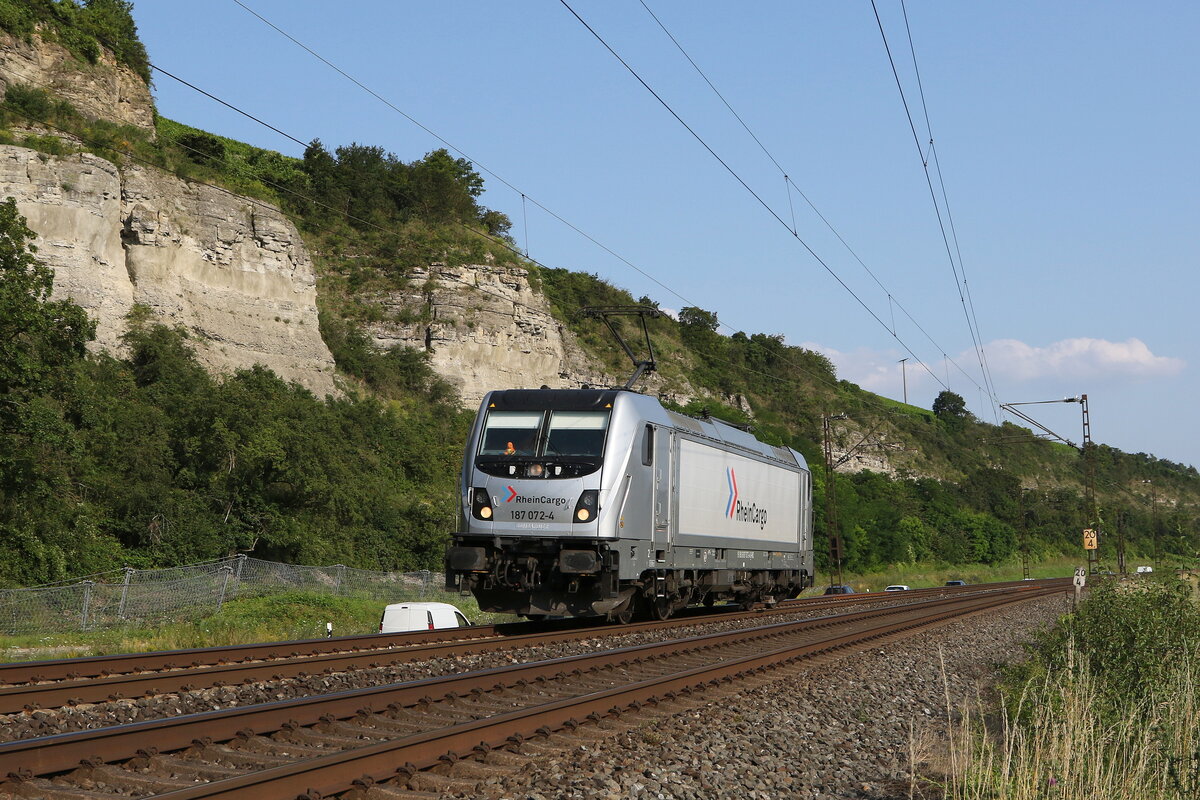 187 072 von  Rhein Cargo  war am 23. Juli 2021 bei Himmelstadt in Richtung Gemnden unterwegs.