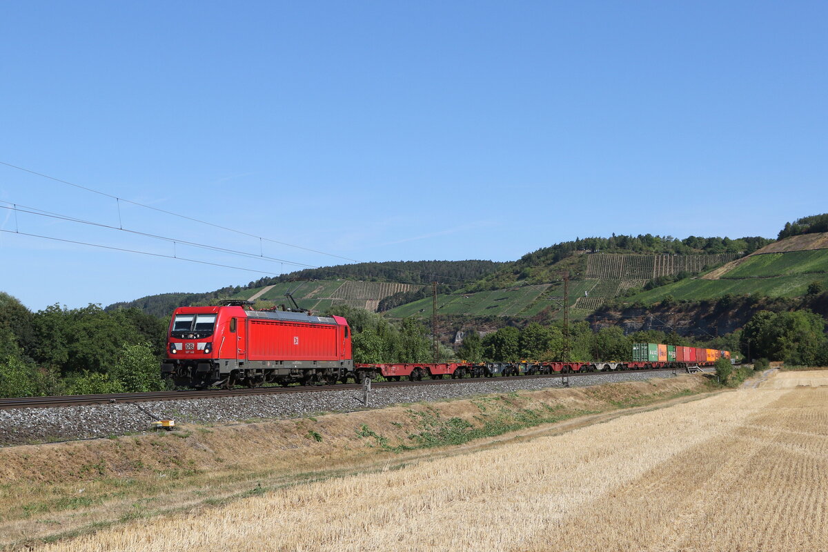 187 145 war am 7. August 2022 mit einem schwach beladenem Containerzug bei Himmelstadt in Richtung Wrzburg unterwegs.