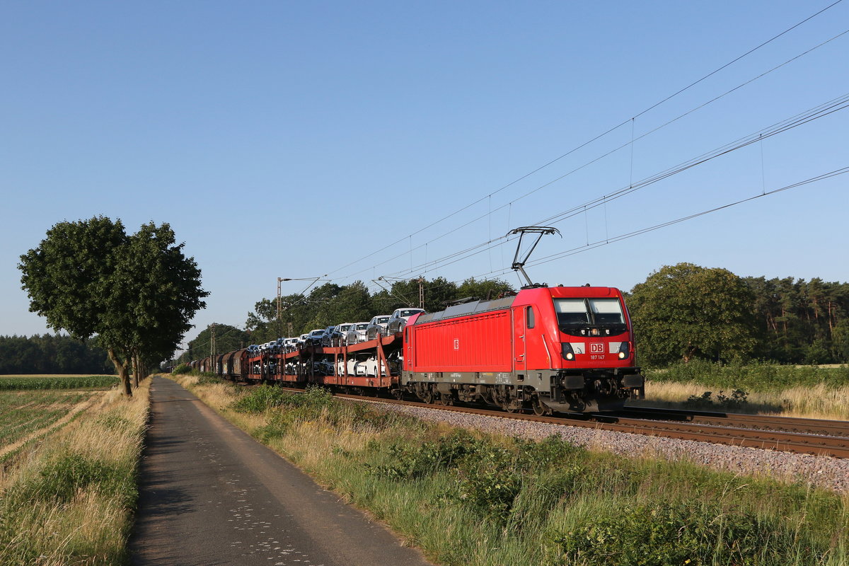 187 147 mit einem gemischten Gterzug am 26. Juni 2020 bei Drverden.