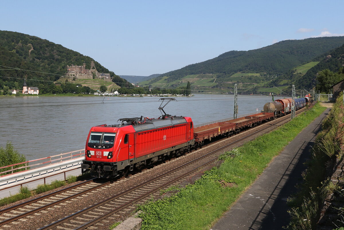 187 181 mit einem gemischten Gterzug am 21. Juli 2021 bei Assmannshausen am Rhein.