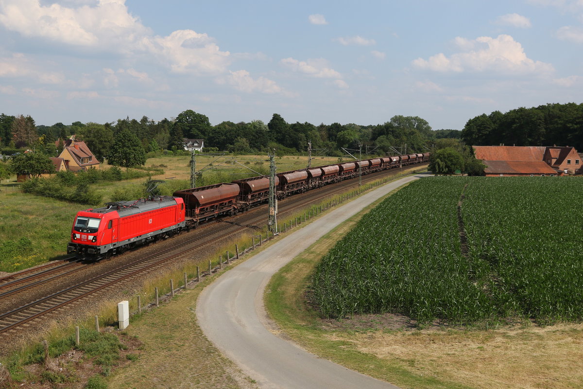 187 185 mit einem Schttgutwagenzug am 26. Juni 2020 bei Langwedel.