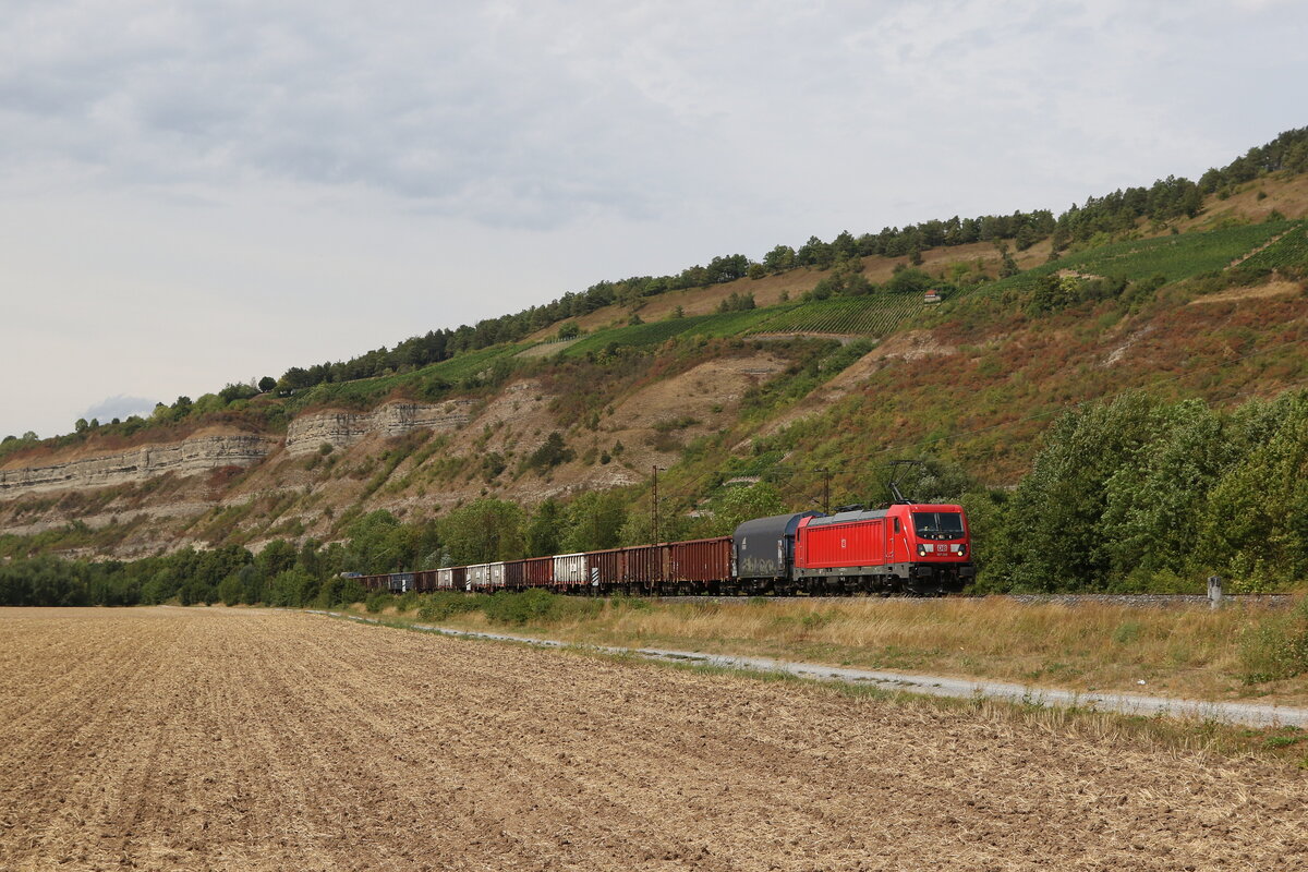 187 200 mit einem gemischten Gterzug aus Gemnden kommend am 5. August 202 bei Thngersheim im Maintal.