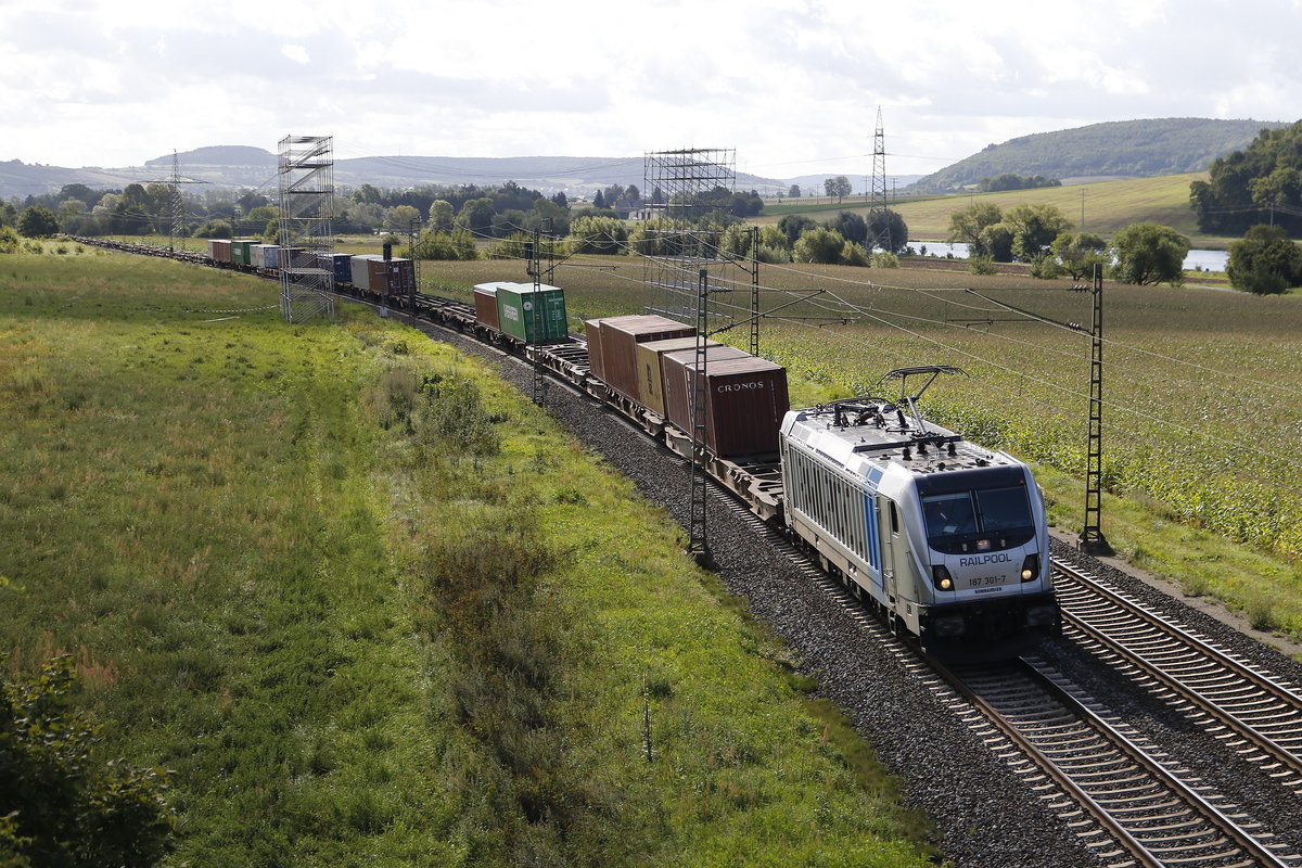 187 301-7 mit einem sprlich beladenem Containerzug am 19. August 2017 bei Harrbach.