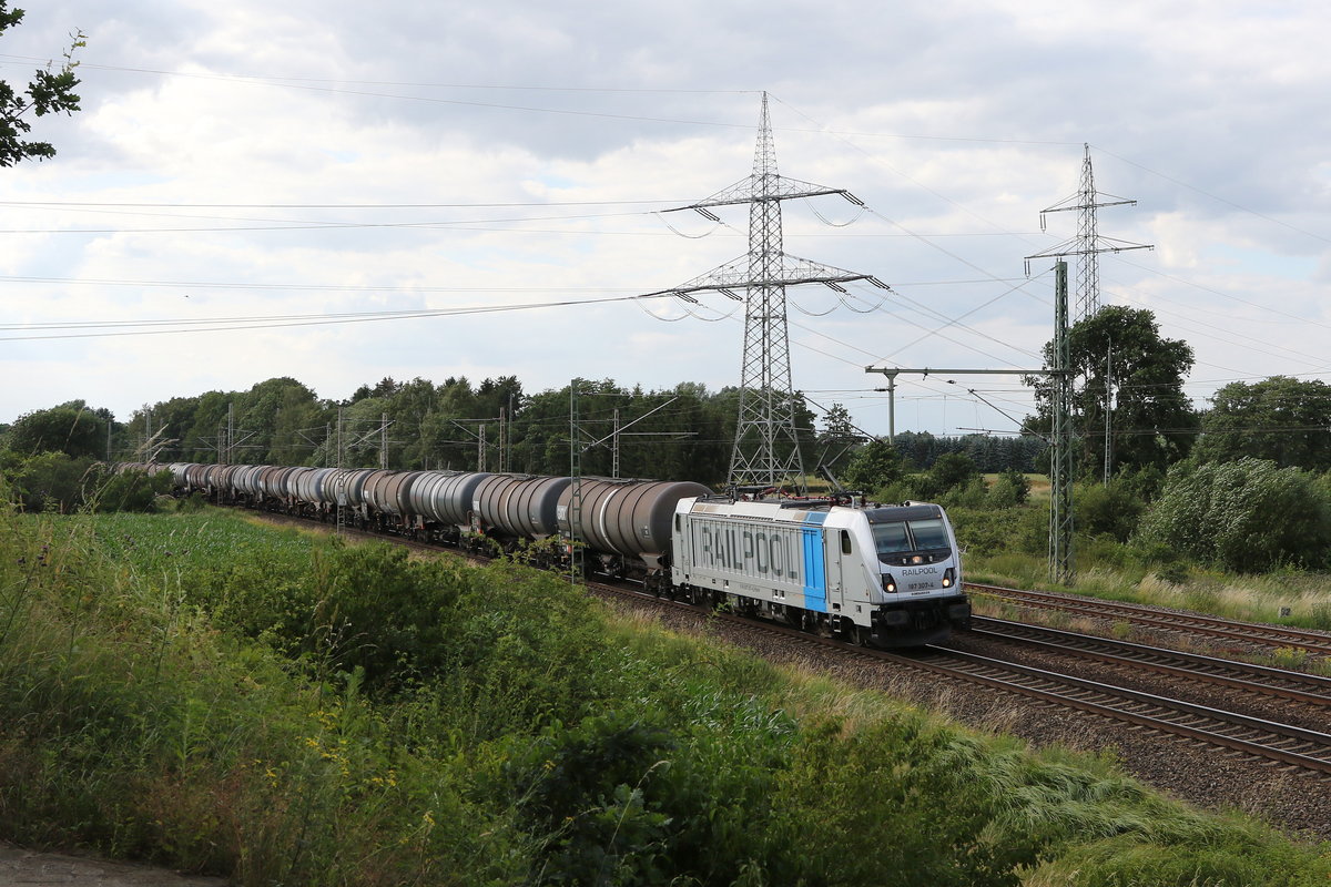 187 307 von  Railpool  mit einem Keselwagenzug am 29. Juni 2020 bei Langwedel.