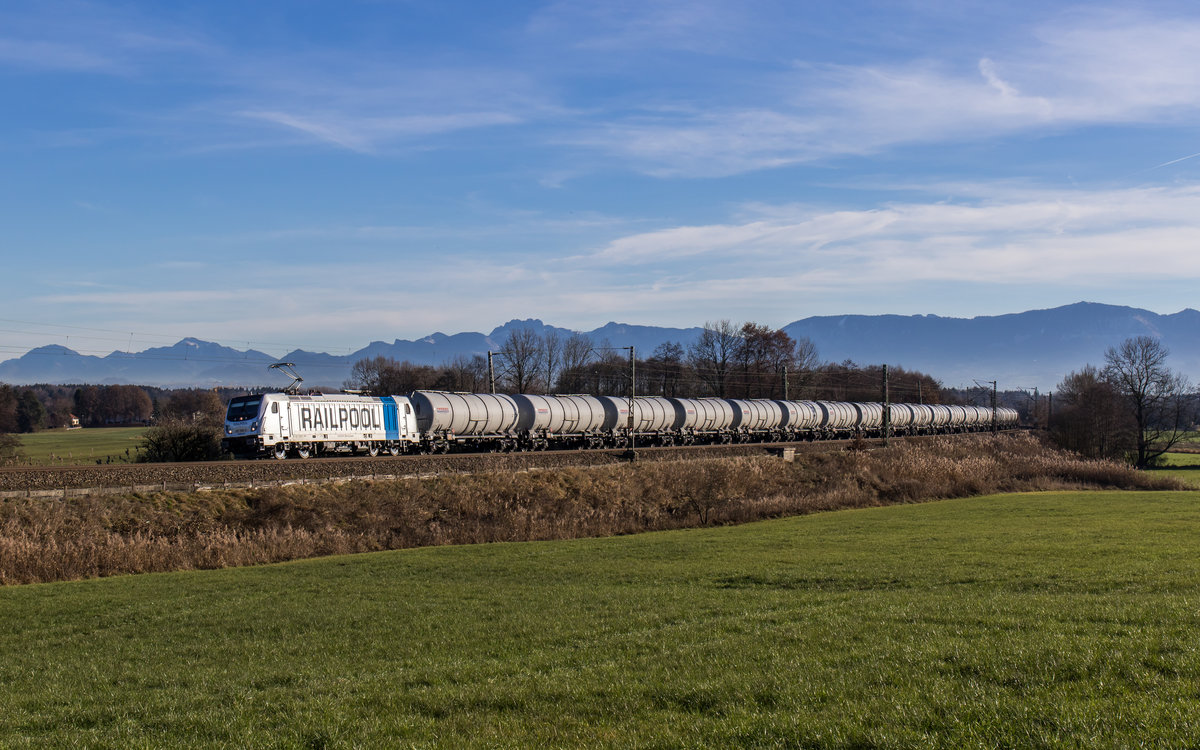 187 308 mit einem Kesselwagenzug aus Salzburg kommend am 10. Dezember 2016 bei Rann.