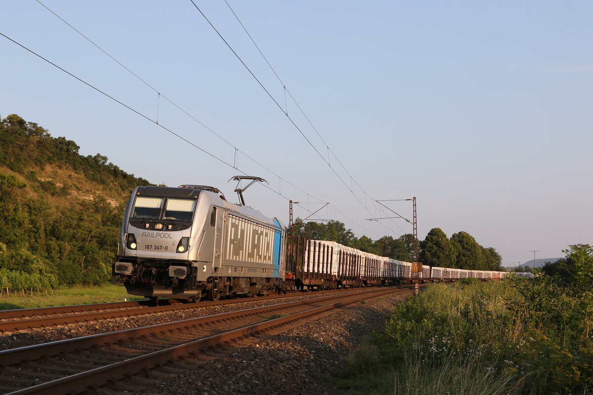 187 347 mit einem Holzzug am 23. Juli 2021 bei Himmelstadt am Main.