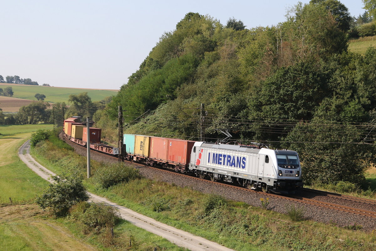 187 510 von  METRANS  mit einem Containerzug am 27. August 2019 bei Hermannspiegel in Hessen.