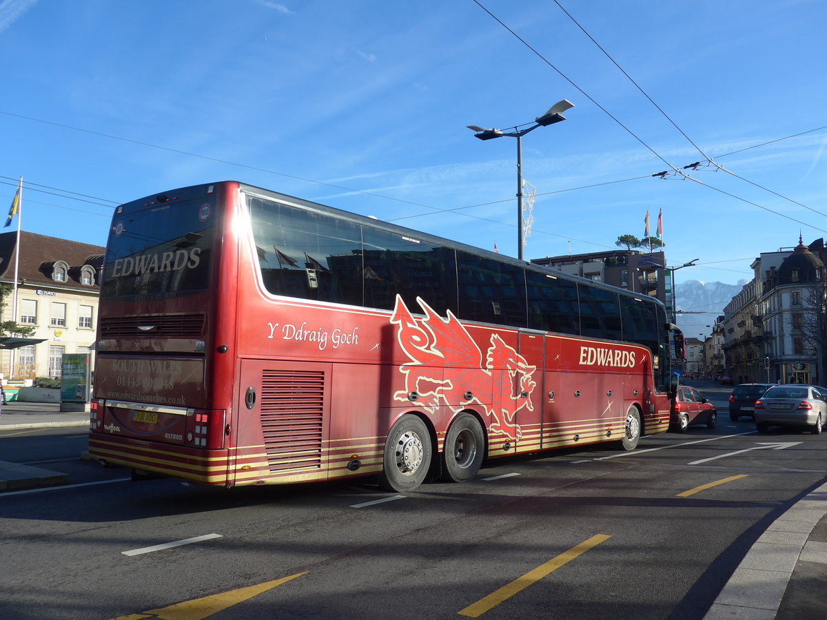 (187'224) - Aus England: Edwards, Llantwit Fardre - YJ11 AOC - Van Hool am 23. Dezember 2017 beim Bahnhof Vevey