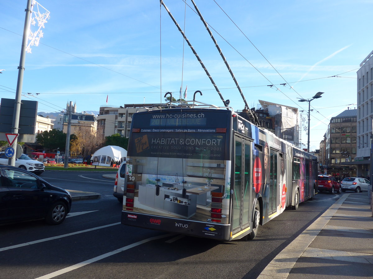 (187'226) - VMCV Clarens - Nr. 10 - Van Hool Gelenktrolleybus am 23. Dezember 2017 beim Bahnhof Vevey