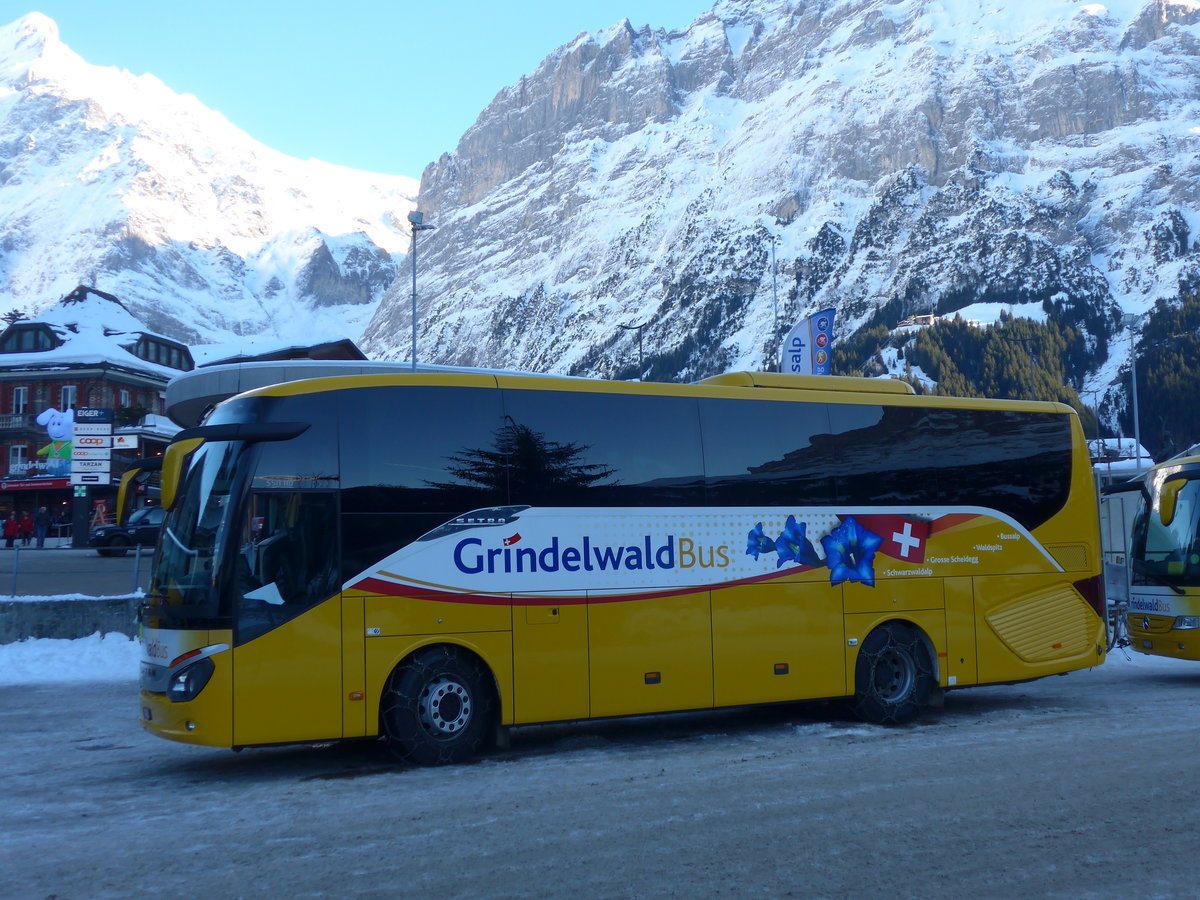 (187'296) - AVG Grindelwald - Nr. 22/BE 92'977 - Setra am 24. Dezember 2017 beim Bahnhof Grindelwald