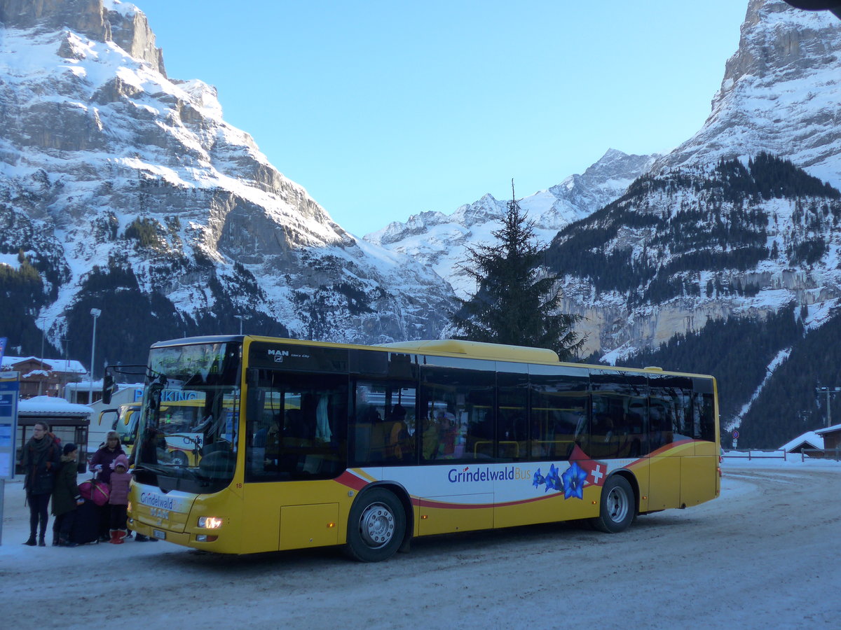 (187'308) - AVG Grindelwald - Nr. 18/BE 382'871 - MAN/Gppel am 24. Dezember 2017 beim Bahnhof Grindelwald