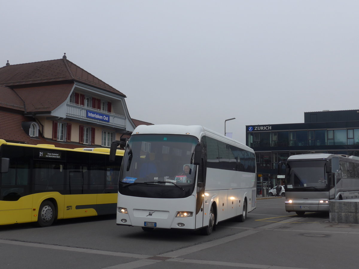 (187'330) - Aus Italien: ??? - DH-713 ZJ - Volvo am 24. Dezember 2017 beim Bahnhof Interlaken Ost