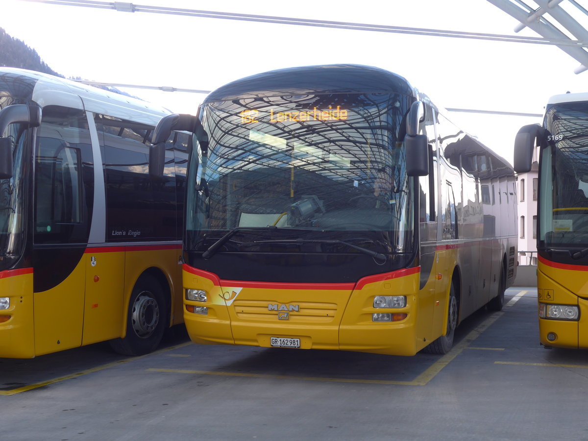 (187'415) - PostAuto Graubnden - GR 162'981 - MAN am 26. Dezember 2017 in Chur, Postautostation