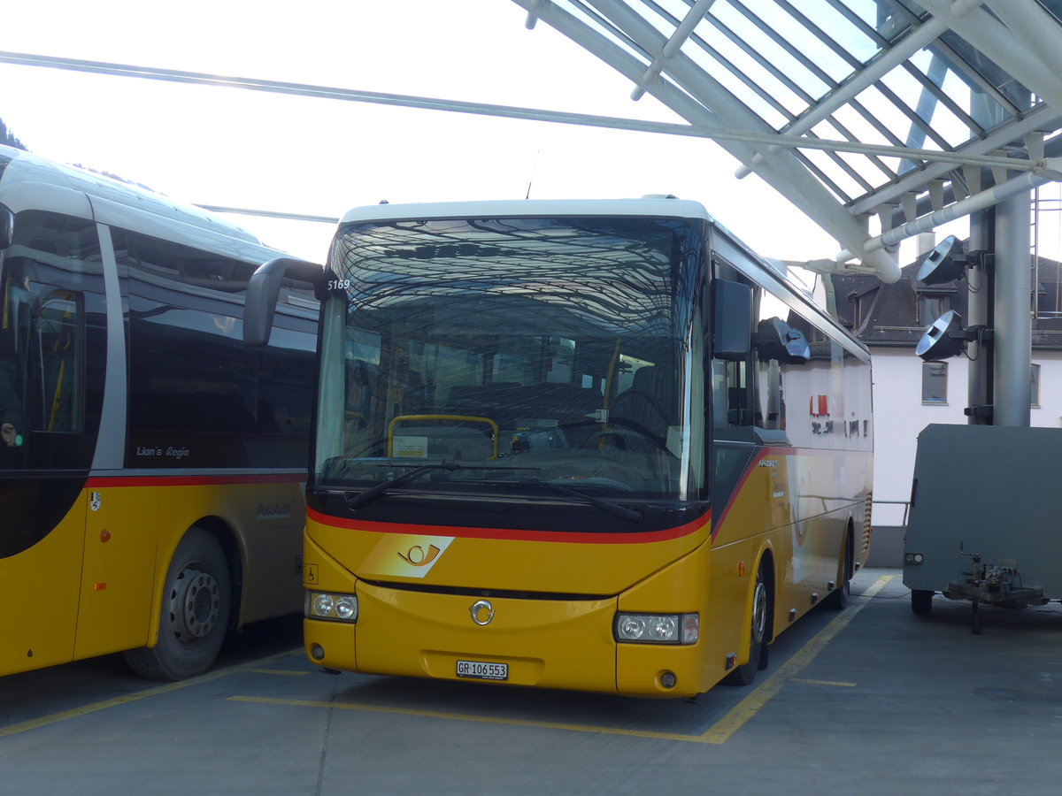 (187'416) - PostAuto Graubnden - GR 106'553 - Irisbus am 26. Dezember 2017 in Chur, Postautostation