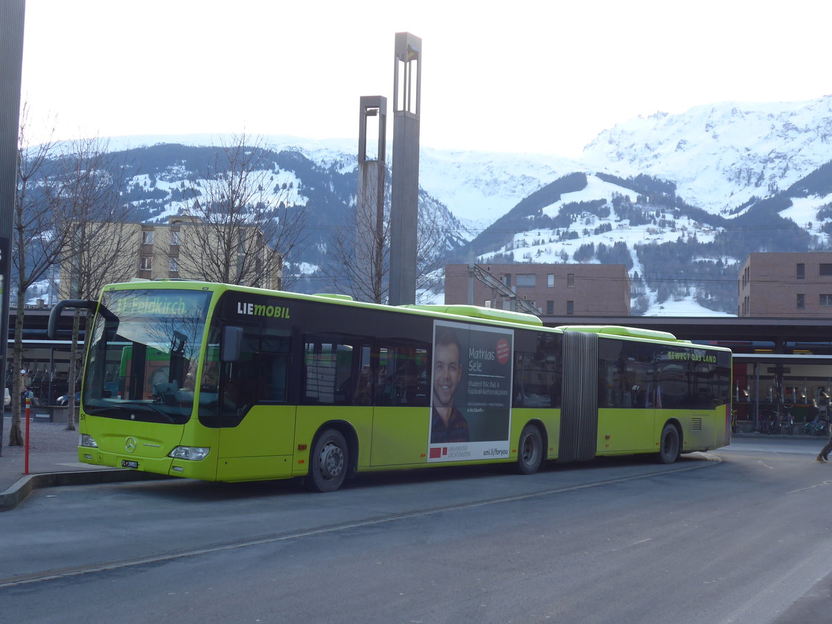 (187'425) - Aus Liechtenstein: LBA Vaduz - Nr. 51/FL 39'851 - Mercedes am 26. Dezember 2017 beim Bahnhof Sargans