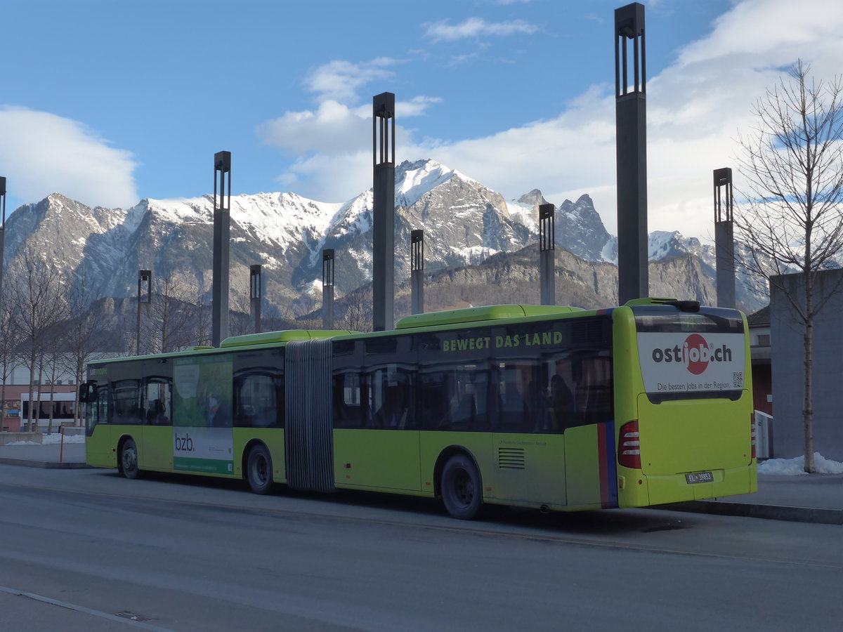 (187'435) - Aus Liechtenstein: LBA Vaduz - Nr. 53/FL 39'853 - Mercedes am 26. Dezember 2017 beim Bahnhof Sargans