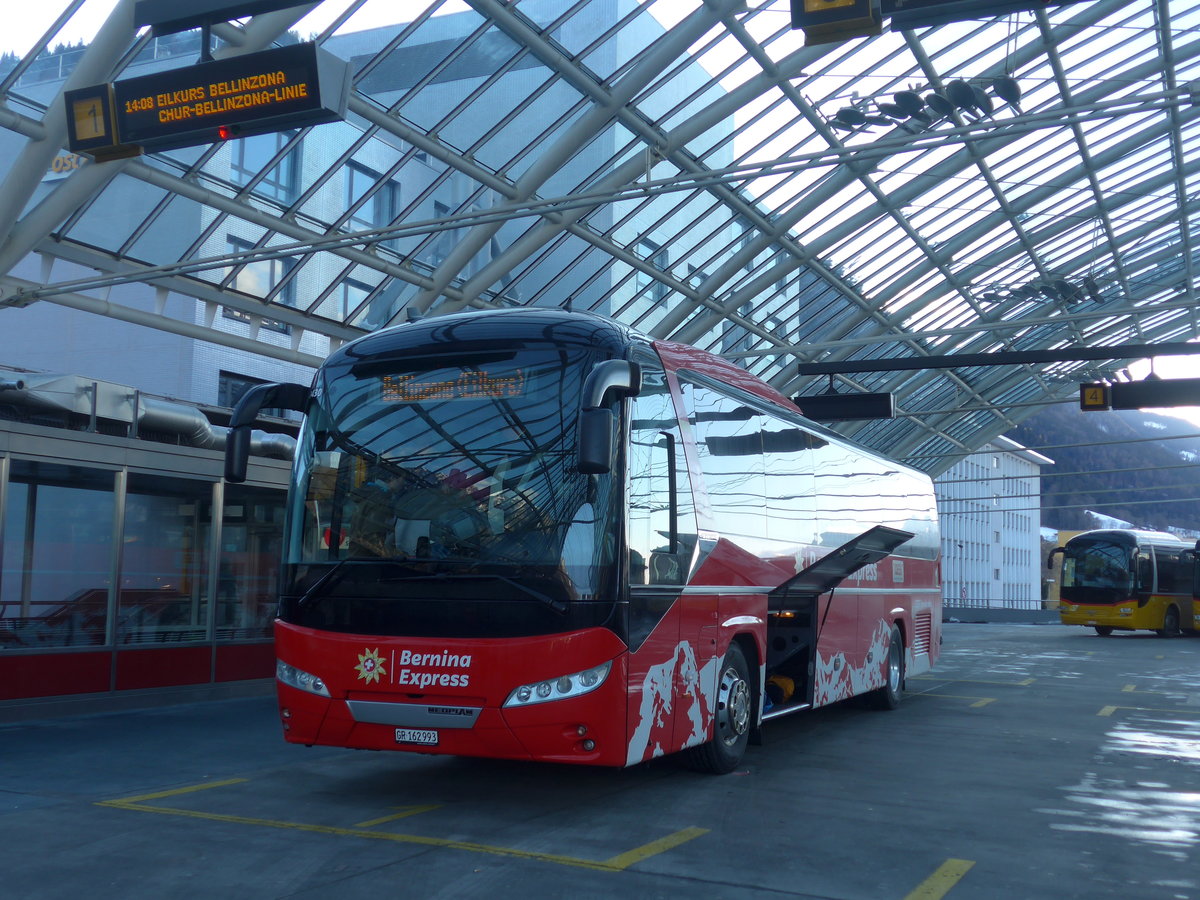 (187'599) - PostAuto Graubnden - GR 162'993 - Neoplan am 1. Januar 2018 in Chur, Postautostation