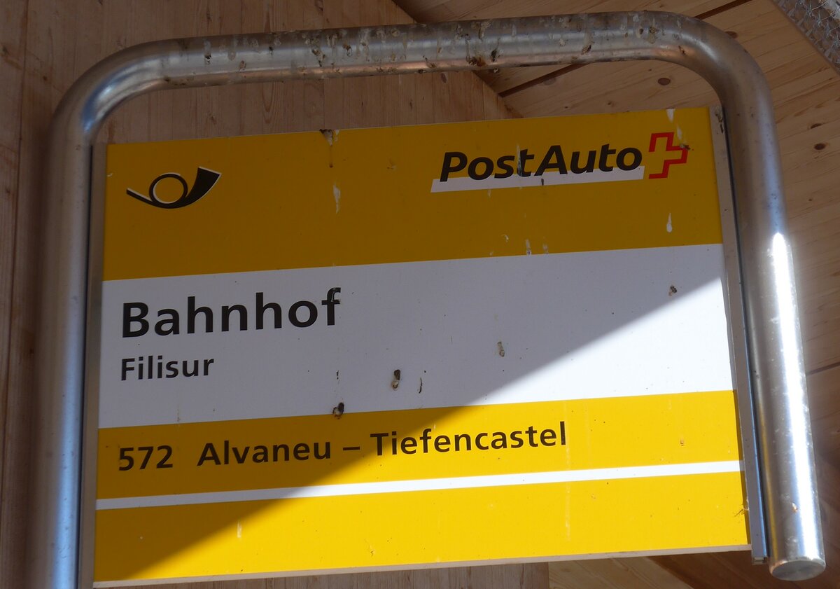 (188'530) - PostAuto-Haltestellenschild - Filisur, Bahnhof - am 13. Februar 2018