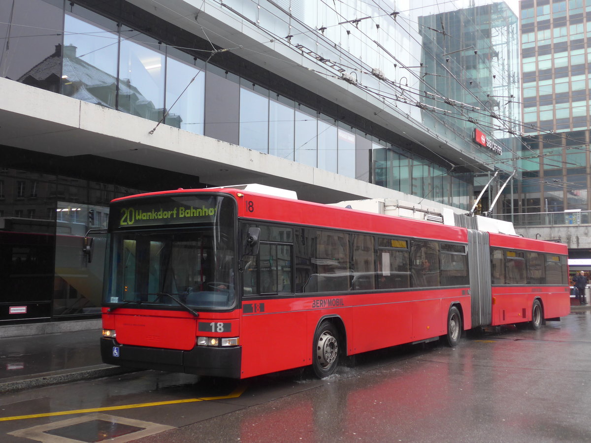 (188'627) - Bernmobil, Bern - Nr. 18 - NAW/Hess Gelenktrolleybus am 15. Februar 2018 beim Bahnhof Bern