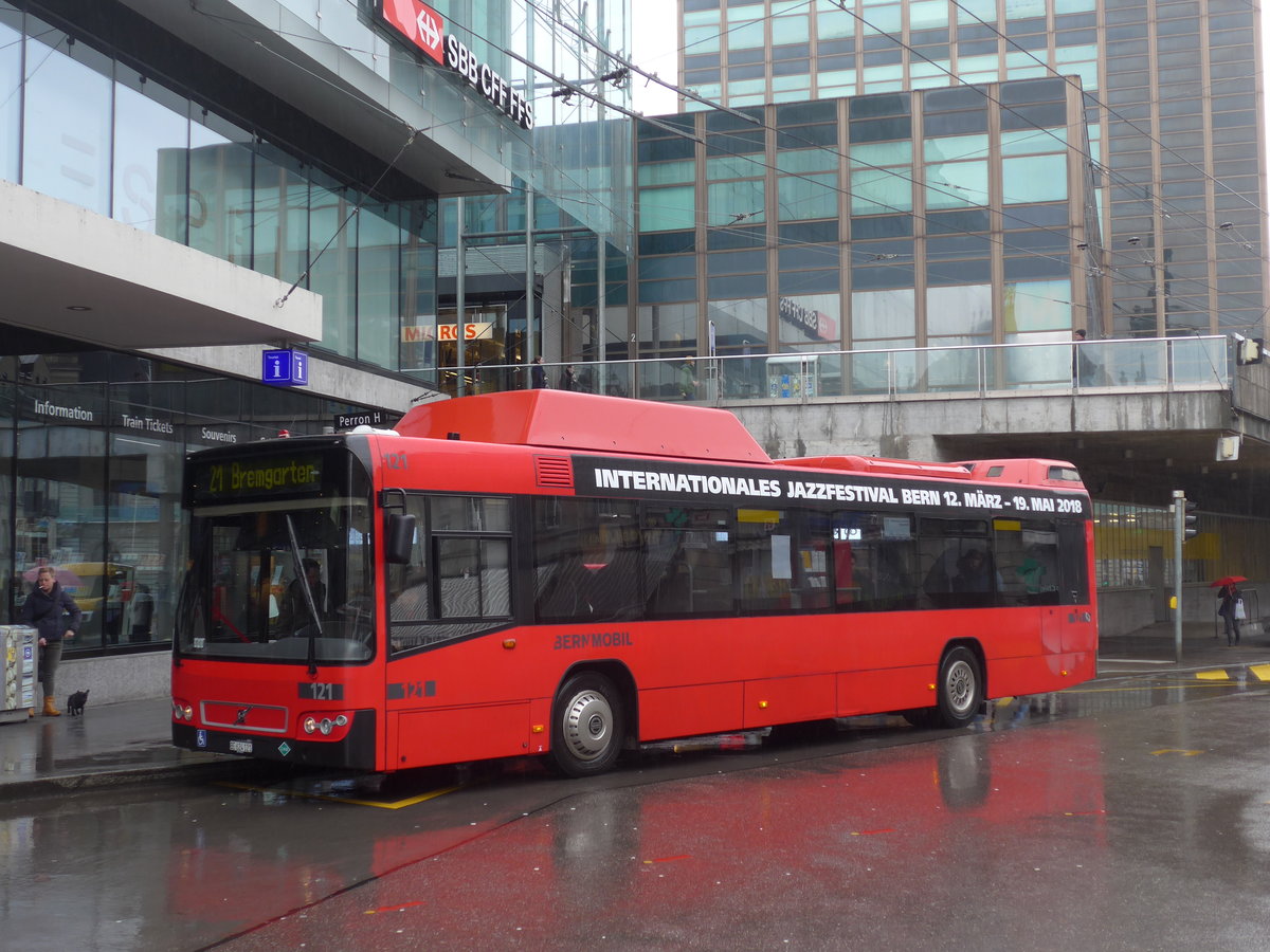 (188'634) - Bernmobil, Bern - Nr. 121/BE 624'121 - Volvo am 15. Februar 2018 beim Bahnhof Bern