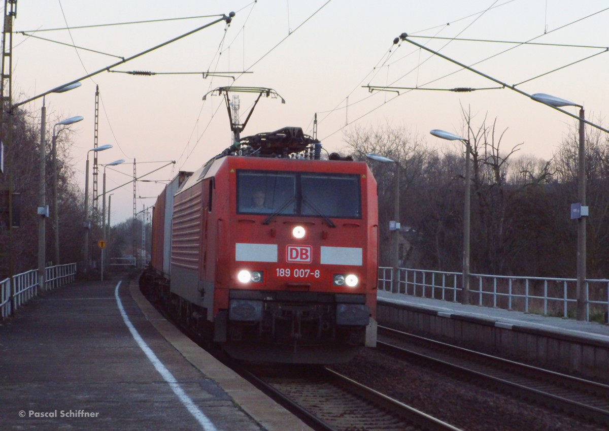 189 007 mit Containerzug Praha-Uhrineves - HH-Alte Süderelbe in Dresden-Stetzsch, 30.12.2013.