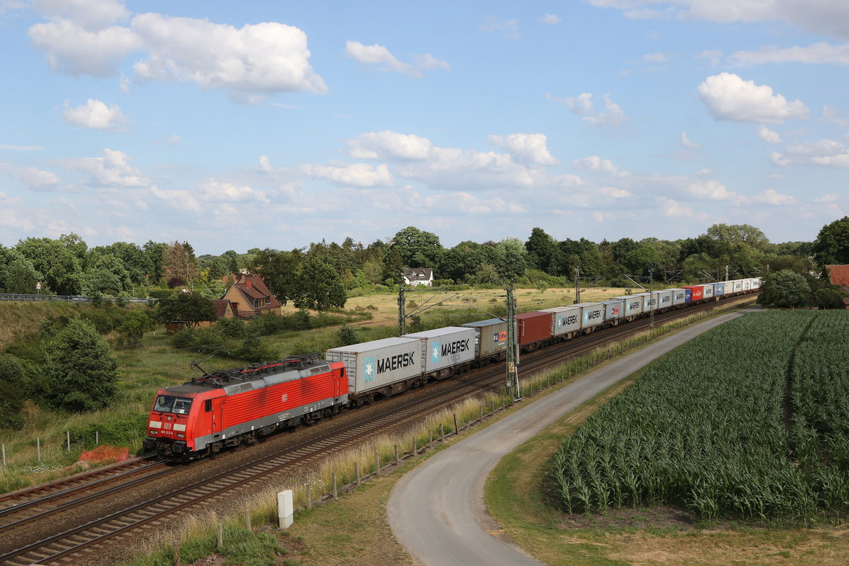 189 013 mit einem Containerzug am 29. Juni 2020 bei Langwedel.