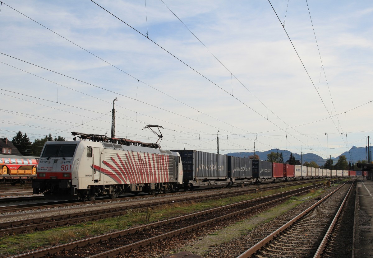 189 901 am 20. Oktober 2013 im Bahnhof von Freilassing.