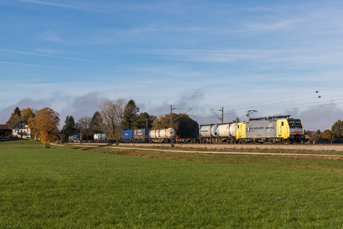 189 902 mit einem Containerzug aus Mnchen kommend am 1. November 2016 bei bersee.