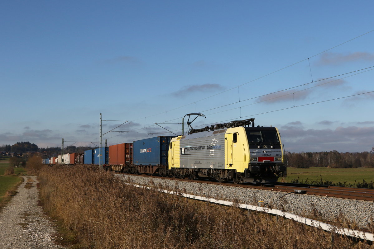 189 902 mit einem Containerzug aus Mnchen kommend am 24. November 2020 bei Bernau am Chiemsee.