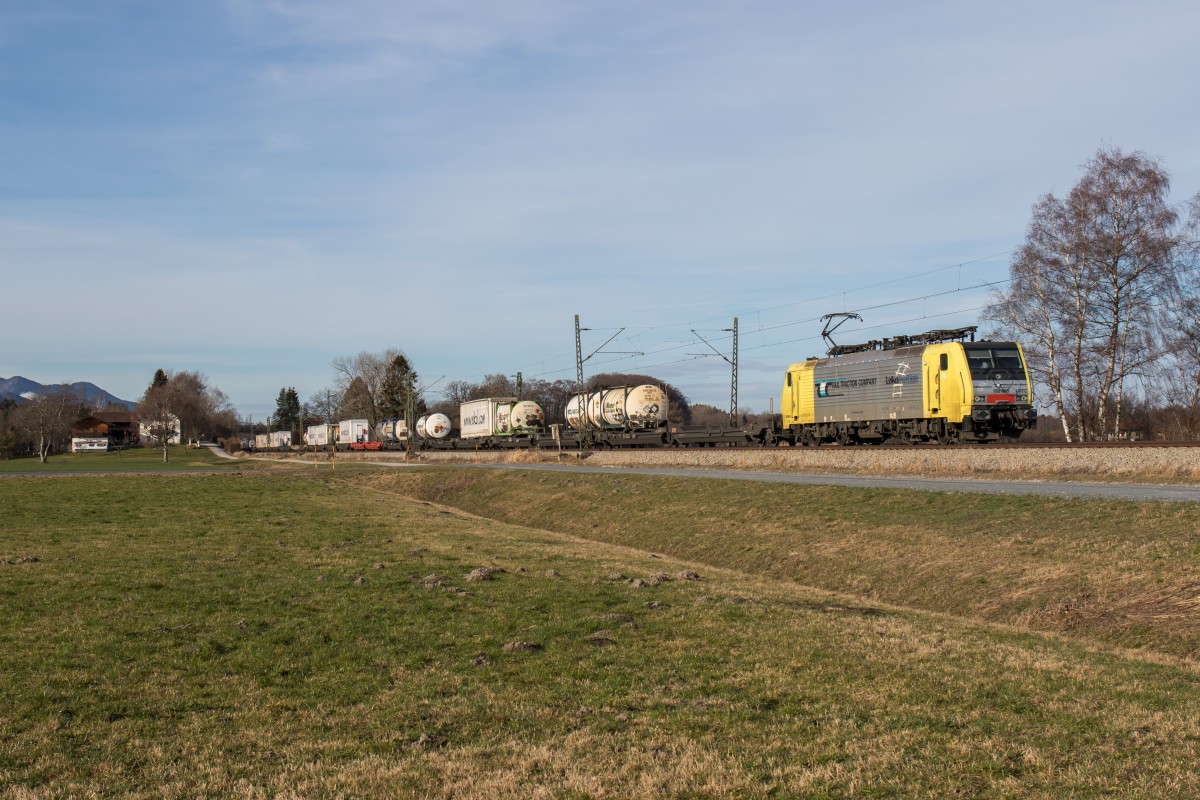 189 903 mit dem  Ekol-Zug  am 12. Februar 2016 bei bersee am Chiemsee.