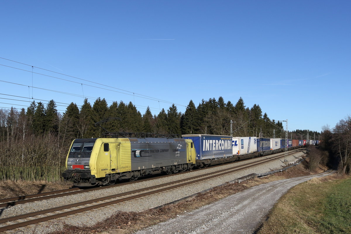 189 903 mit dem  Interkombi  aus Salzburg kommend am 6. Januar 2020 bei Grabenstätt.