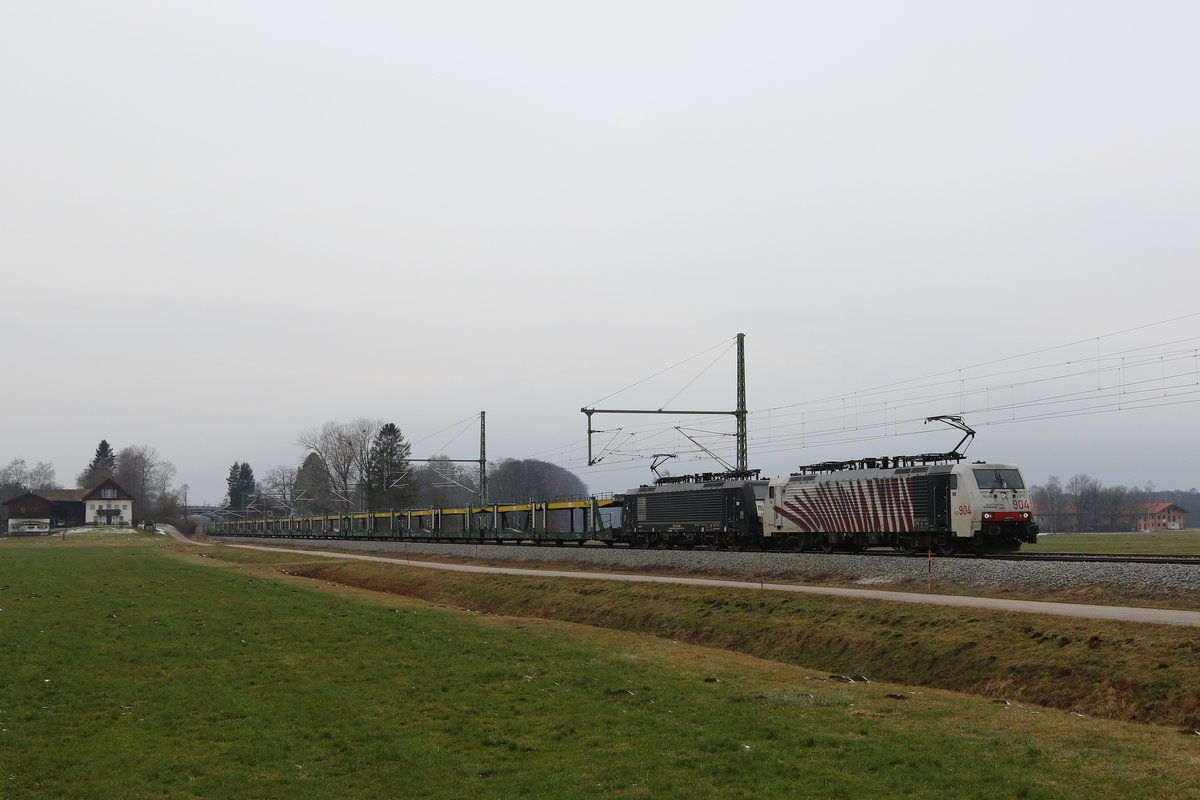 189 904 & 189 985 waren am 2. Dezember 2021 mit einem leeren Autozug bei bersee am Chiemsee in Richtung Salzburg unterwegs.