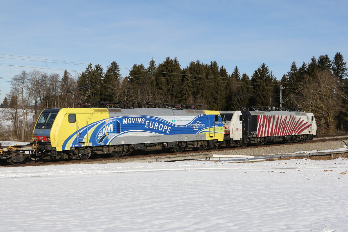 189 905 & 189 912 waren am 27. Januar 2022 bei Grabensttt im Chiemgau in Richtung Salzburg unterwegs.