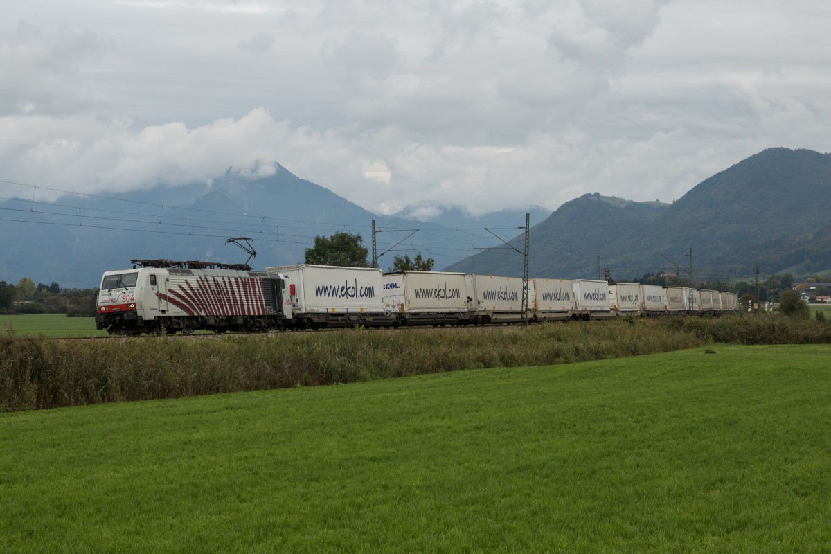 189 909 mit dem  Ekol -Zug am 8. Oktober 2015 bei Weisham.