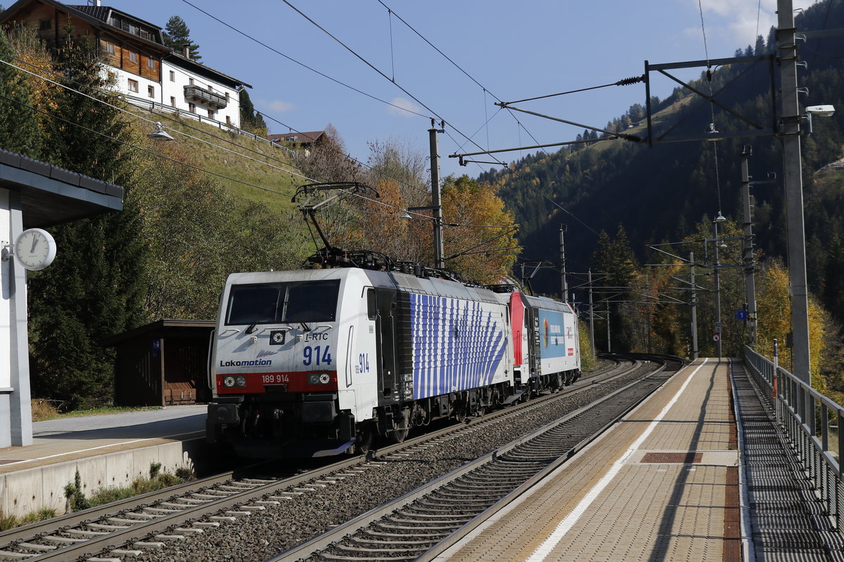 189 914 und 185 665 auf dem Weg zurck nach Innsbruck. Aufgenommen am 16. Oktober 2018 in St. Jodok.