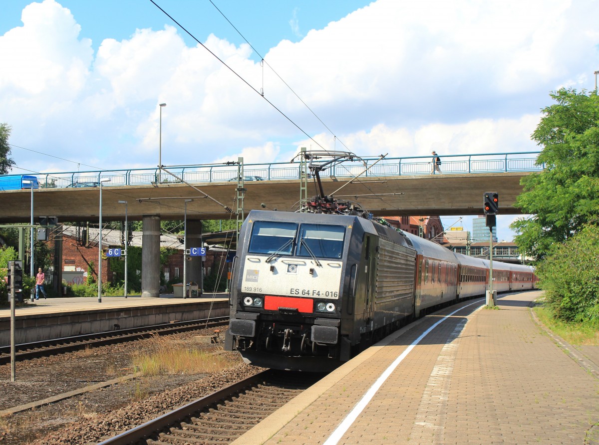 189 916 bei der Ausfahrt aus dem Bahnhof von Hamburg-Harburg am 31. Juli 2013.